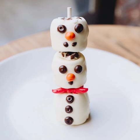 Festive Express Snowman Marshmallow Pops, perfect for a cheerful holiday dessert, ready to enjoy.